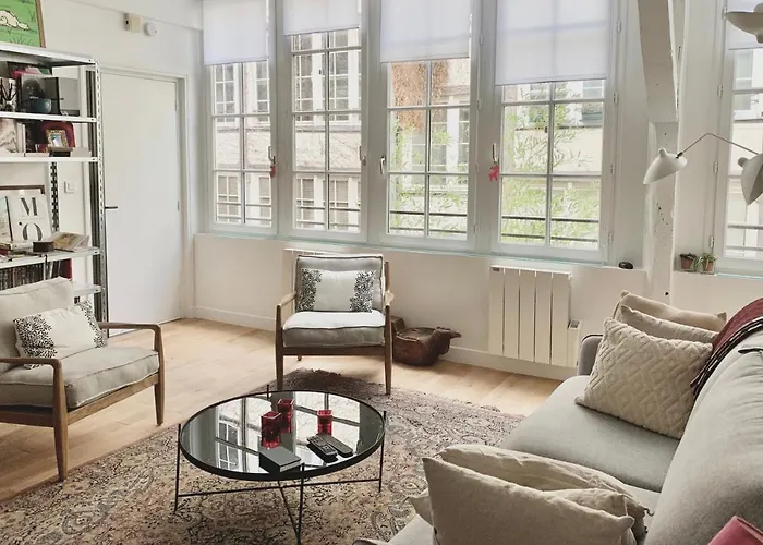 Cozy In The Upper Marais Area *